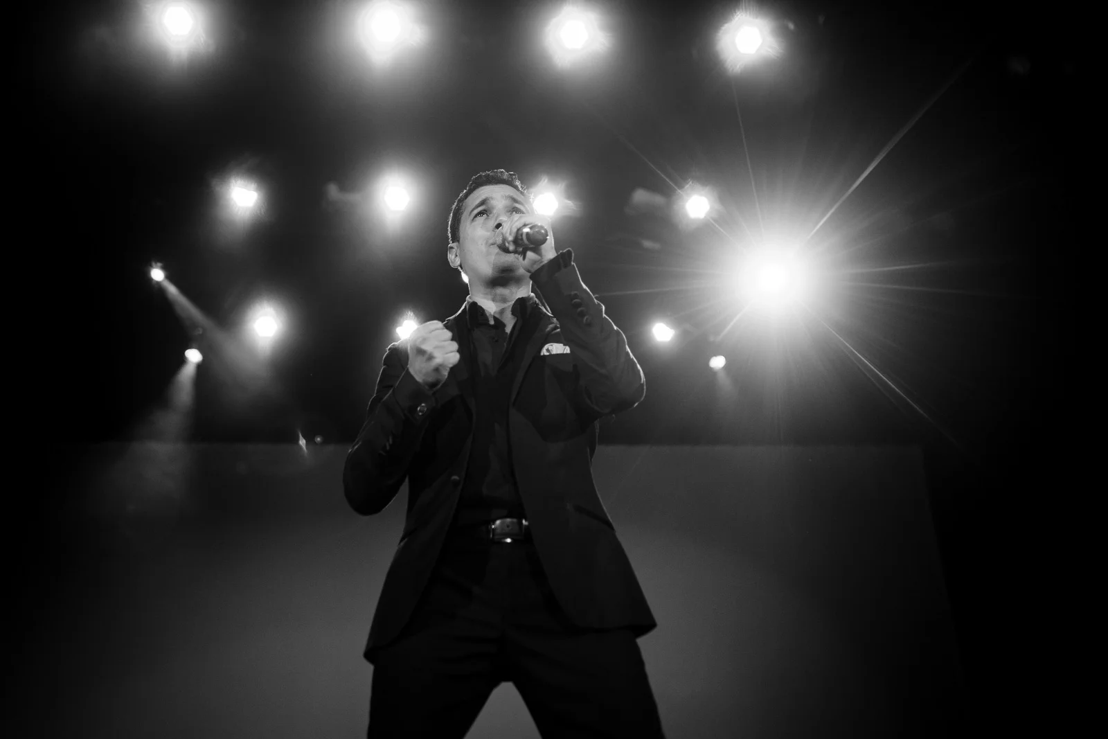 Louis Lara cantando en concierto, fotografía en blanco y negro