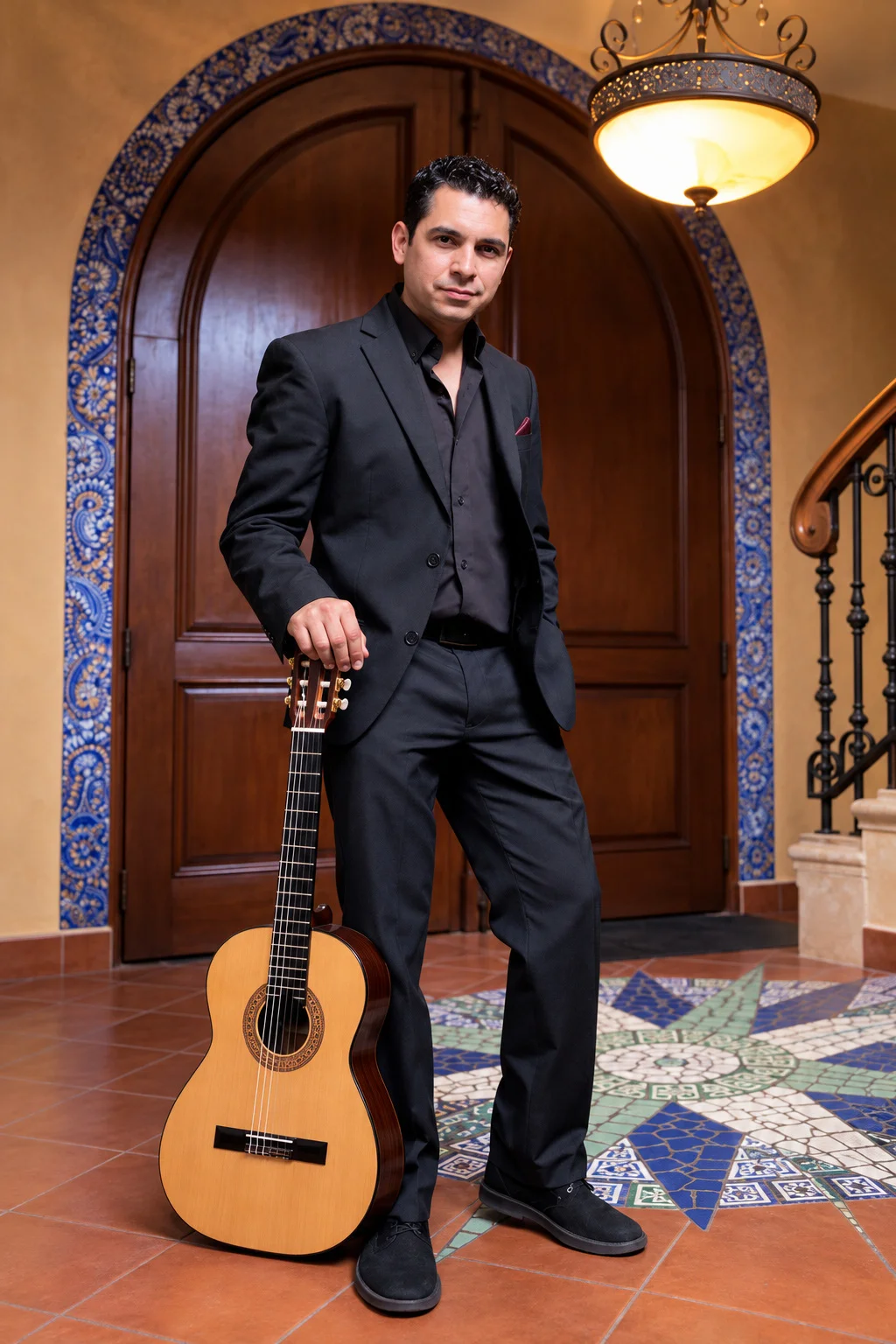 Louis Lara con traje y guitarra en un foyer colonial